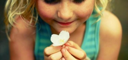 Un bol d’eau pour faire méditer vos enfants